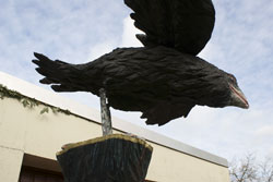 Raabe auf Sockel, Holzskulptur